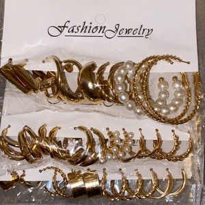 ⭐️19 PAIRS OF HOOP STYLE EARRINGS⭐️